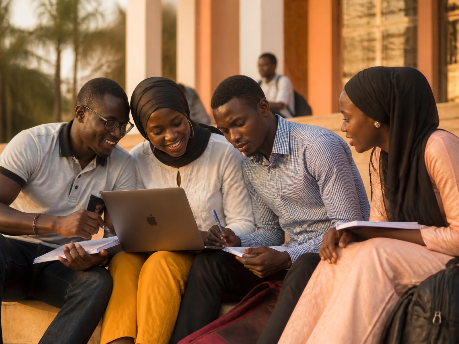 Des bacheliers sénégalais révisent ensemble sur un campus à Dakar